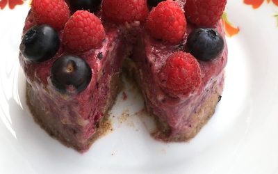 Tarta crudivegana con  frutos del bosque
